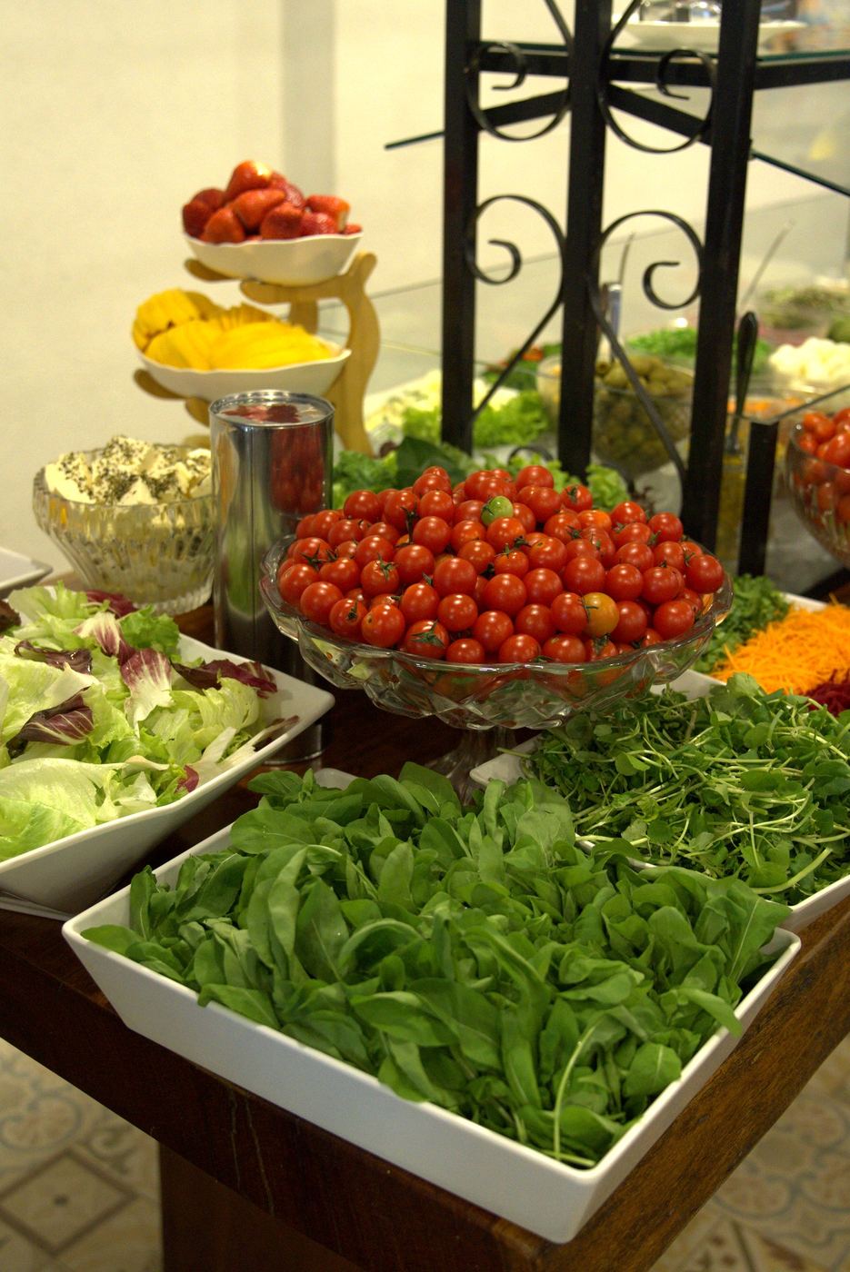 Buffet de saladas do Seu Gastão com mais de 30 opções