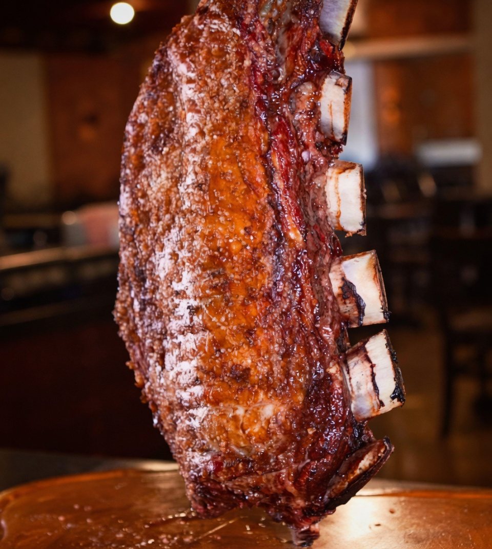 A Costela do Seu Gastão assada na brasa, no espeto, no salão do restaurante