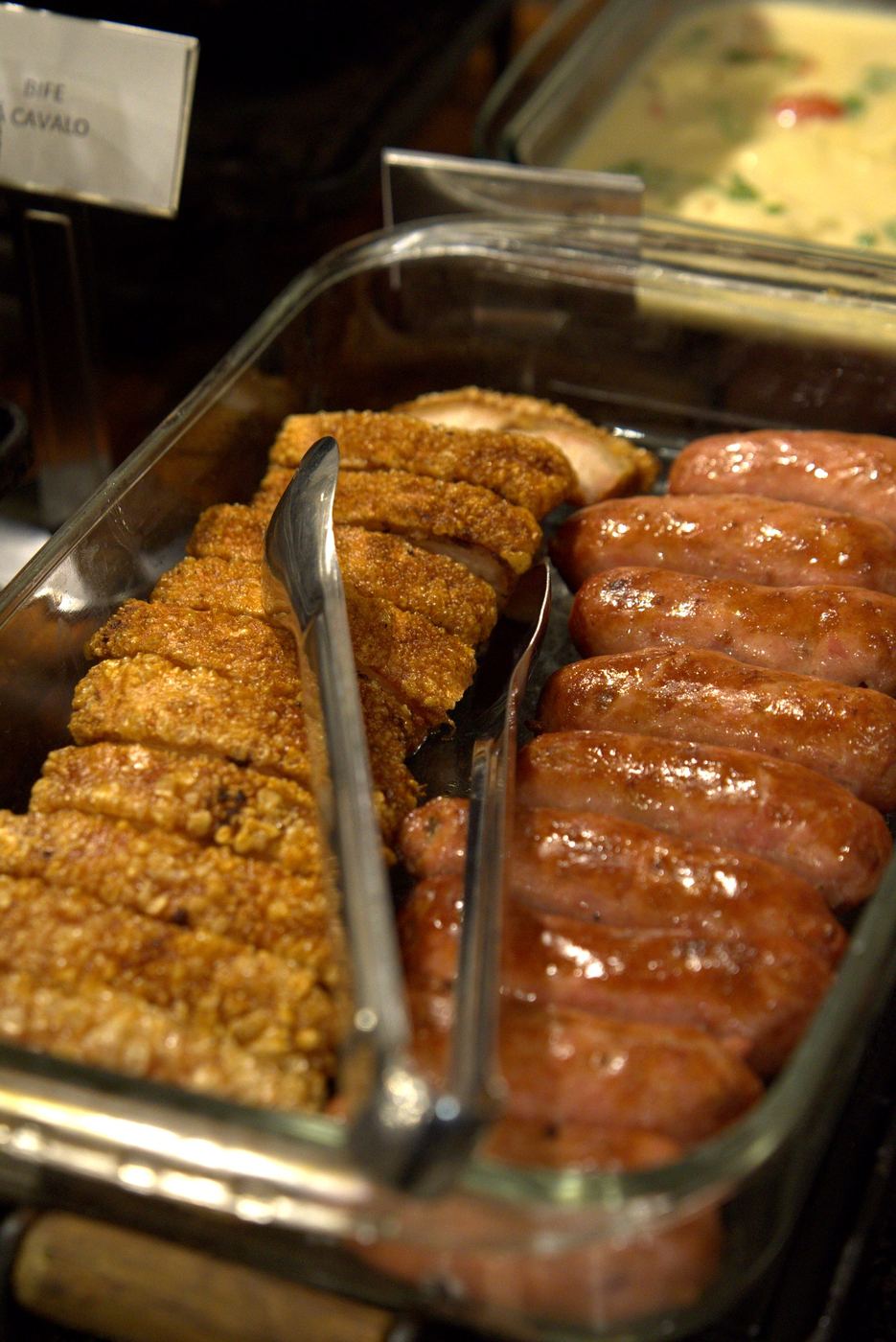 Pratos quentes servidos no buffet do Seu Gastão